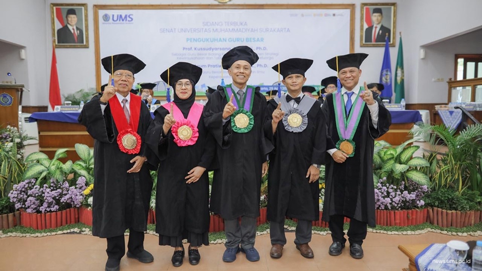 Pengukuhan guru besar Prof. Arum Pratiwi, Ph.D (samir pink) dan Prof. Kussudyarsana, Ph.D., (samir abu-abu)