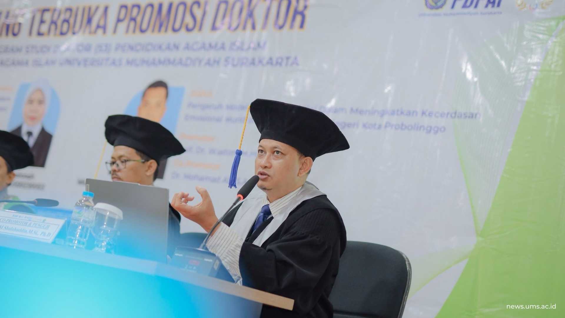 Prof. Muhammad Sholahuddin, S.E., M.Si., Ph.D saat menyampaikan pertanyaan