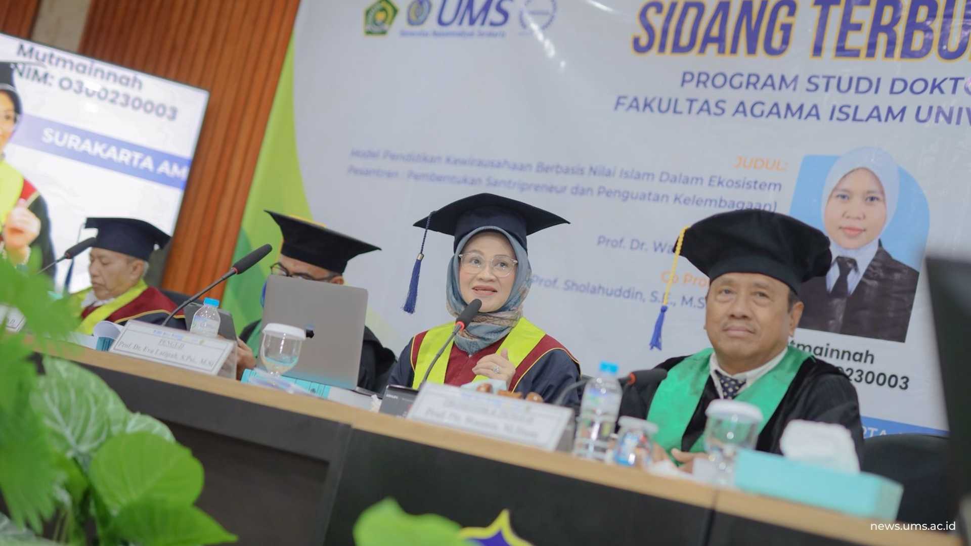 Prof. Dr. Eva Latipah, M.Si., saat menyampaikan pertanyaan