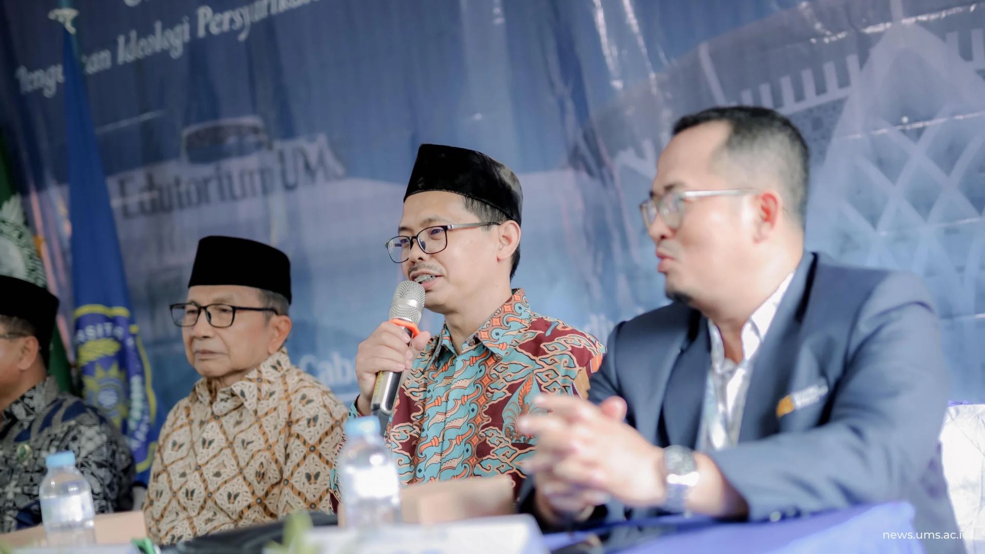 Sambutan Wakil Rektor III UMS, Dr. Mutohharun Jinan, M.Ag., dalam agenda  Baitul Arqam Dosen Universitas Muhammadiyah Surakarta, pada Kamis (23/4) bertempat di Pondok Pesantren Modern Sangen Muhammadiyah, Weru, Sukoharjo