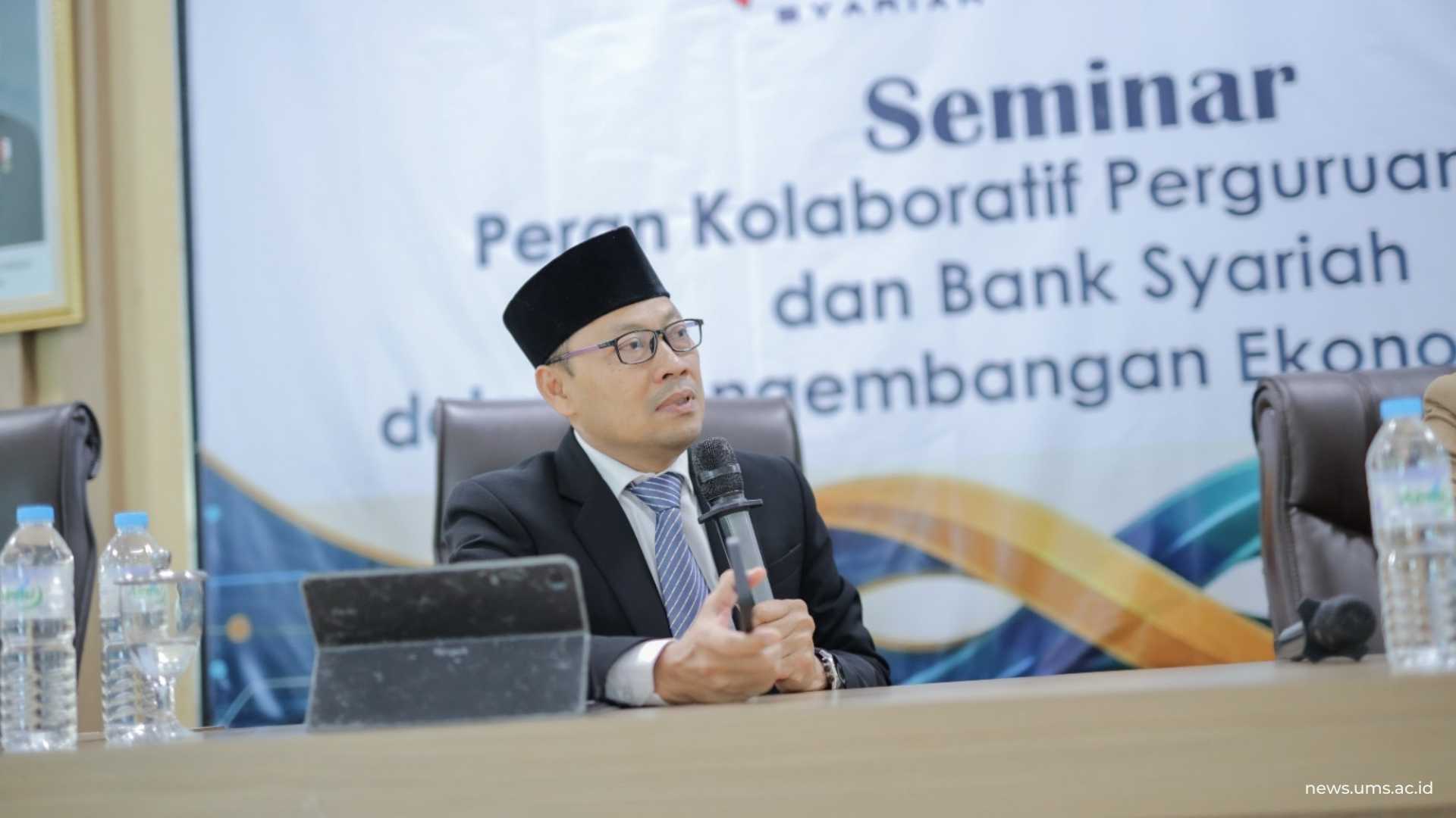 Prof. Ihwan Susila, S.E., M.Si., Ph.D. menyampaikan materi Hilirisasi Riset Ekonomi Syariah dan Tantangan Kolaborasi di Era Digital. Humas UMS/Imam Safii