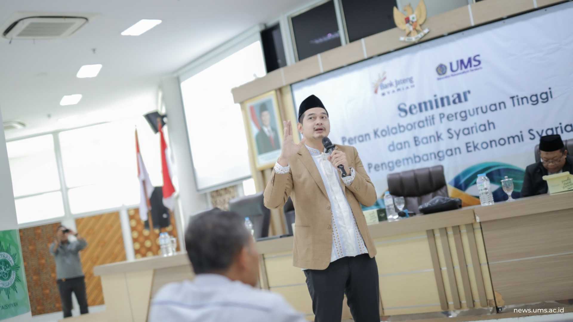 Cholidi Asadil Alam, S.I.Kom., M.I.Kom., M.E. saat menceritakan pengalamannya menerima berbagai tawaran proyek syuting bernuansa islami. Humas UMS/Imam Safii
