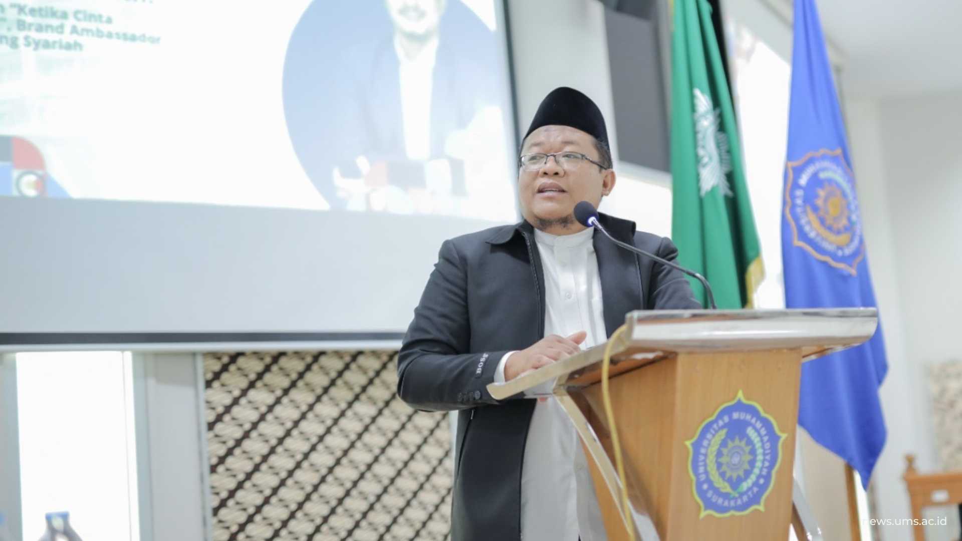 Dr. Slamet Sulistiono, S.E., M.M. menyampaikan perlunya dorongan transformasi keuangan syariah Indonesia agar mampu bersaing secara global. Humas UMS/Imam Safii