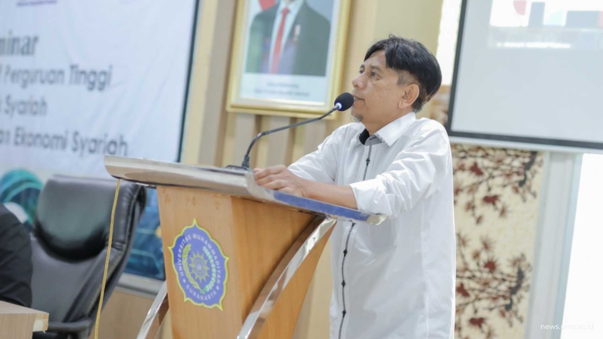 Wakil Rektor IV Bidang Manajemen Sistem Informasi, Manajemen Sumber Daya Manusia dan Organisasi UMS Prof. dr. Dr. Em Sutrisna, M.Kes., memberikan sambutan. Humas UMS/Imam Safii