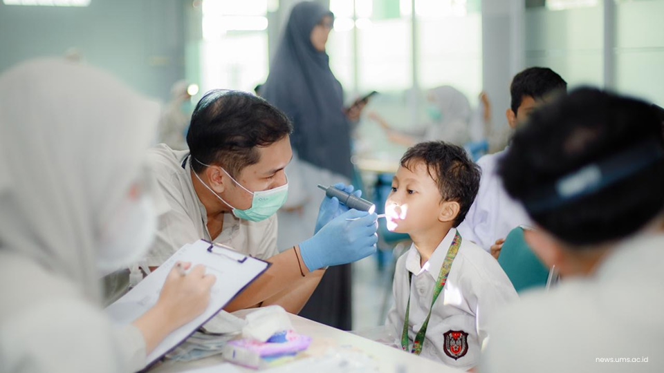 Pemeriksaan Gigi oleh Tim FKG UMS