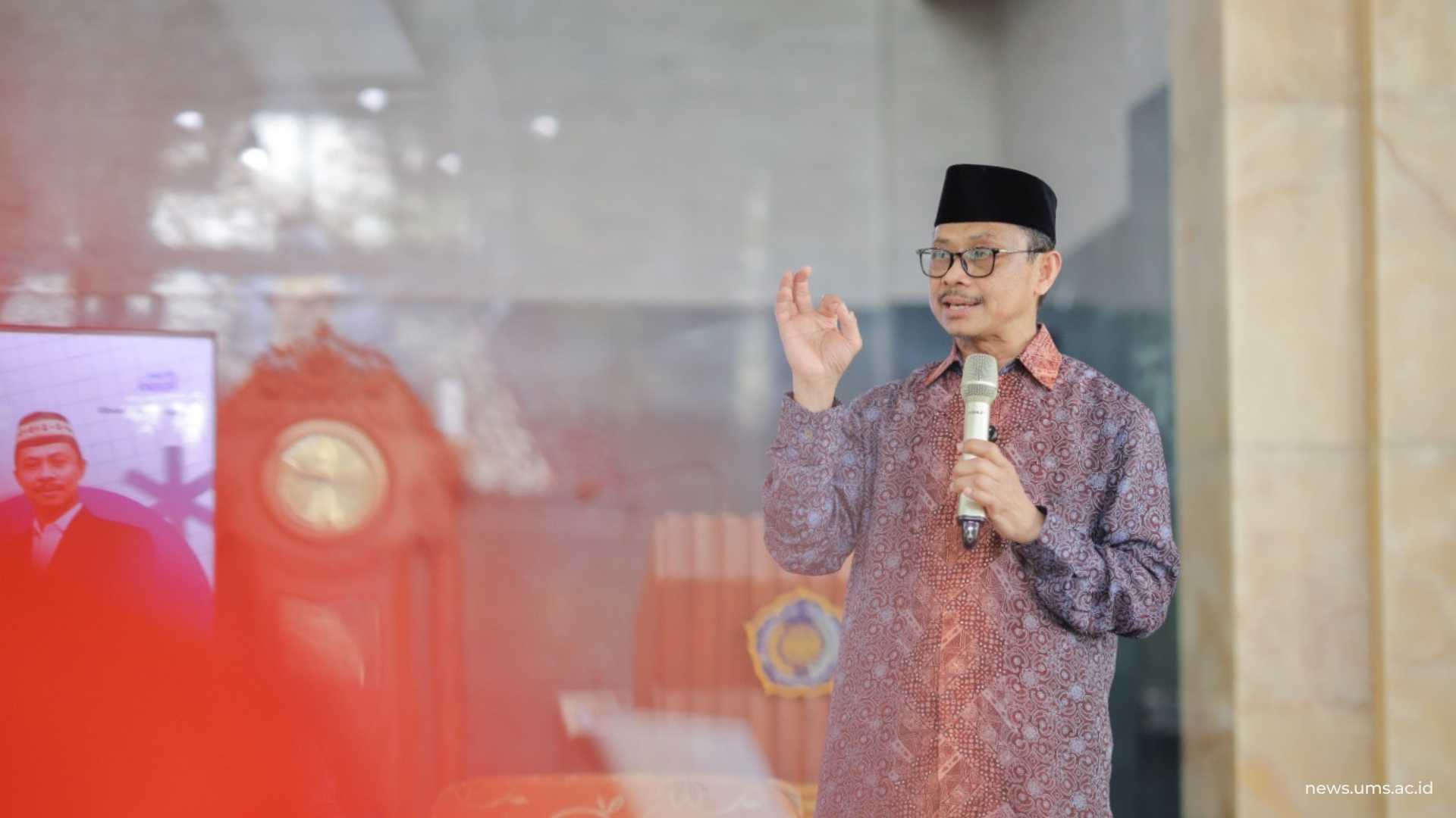 Imam Besar Islamic Center of New York, H. Muhammad Syamsi Ali, Lc., M.A., Ph.D., kala membagikan pengalaman dakwahnya di Amerika Serikat. Humas UMS/Imam Safii