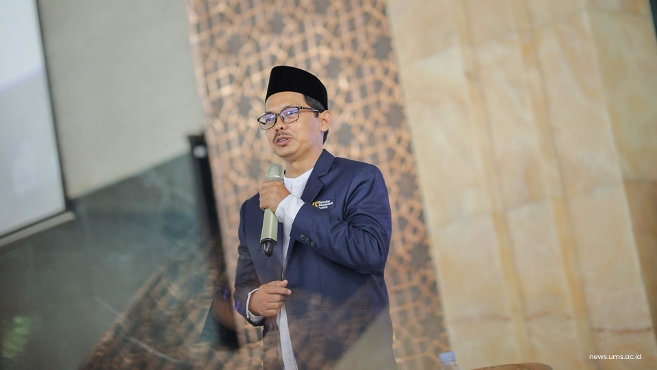 Wakil Rektor III UMS Dr. Mutohharun Jinan saat memberikan sambutan