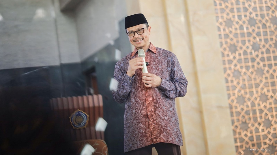 Imam besar Islamic Center of New York Muhammad Syamsi Ali, Lc., M.A., Ph.D saat memberikan kuliah umum di UMS