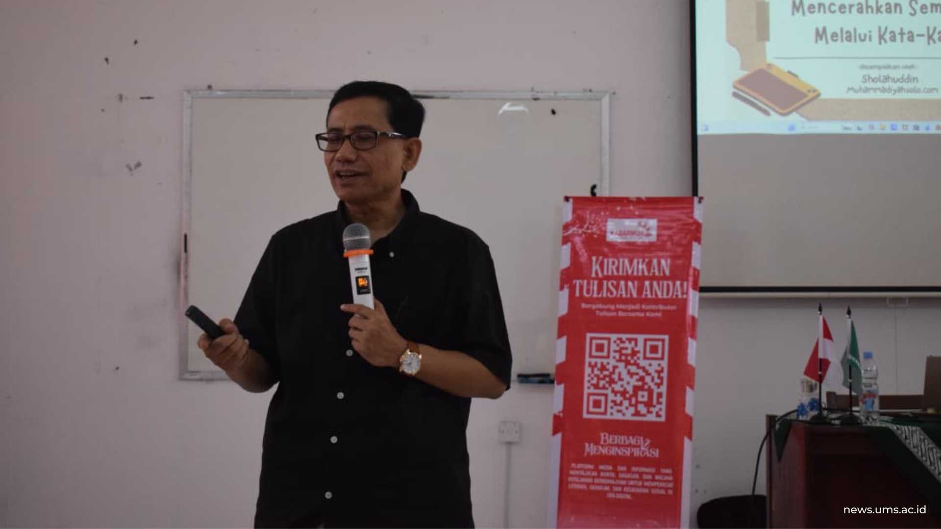 Penyampaian materi oleh jurnalis Muhammadiyahsolo.com, Sholahuddin, S.Sos., M.P.