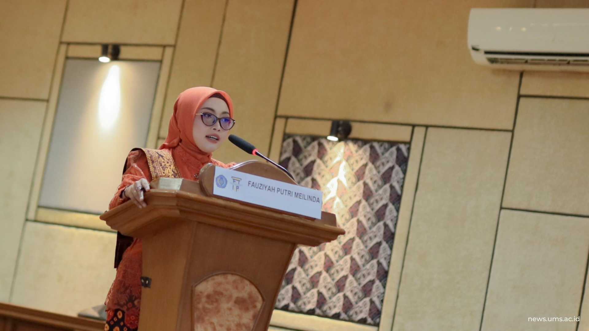 Doktor baru lulusan Ilmu Hukum UMS, Fauziyah Putri Meilinda saat memaparkan disertasinya
