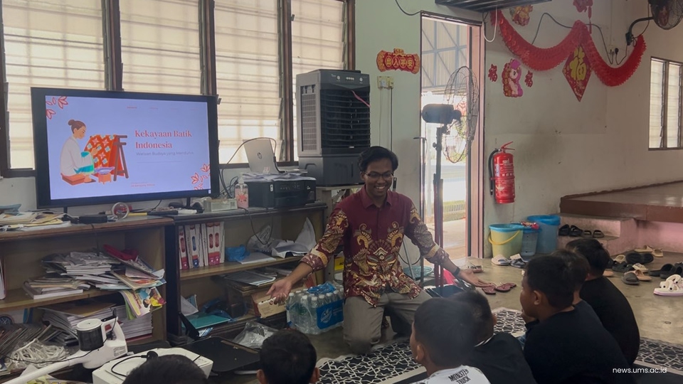 Pemaparan membatik oleh mahasiswa UMS