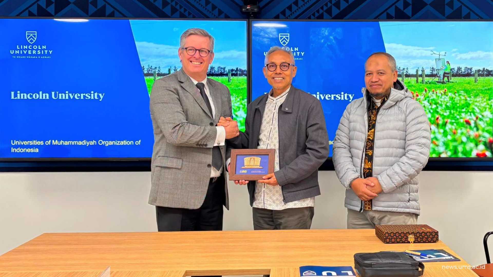 Ket foto : Deputy Vice Chancellor Lincoln University Damian Lodge dan Rektor UMS, Prof.Dr.Harun Joko Prayitno bertukar cinderamata disaksikan Wakil Rektor II UMS, Prof. Dr. Muhammad Dai di Lincoln University.