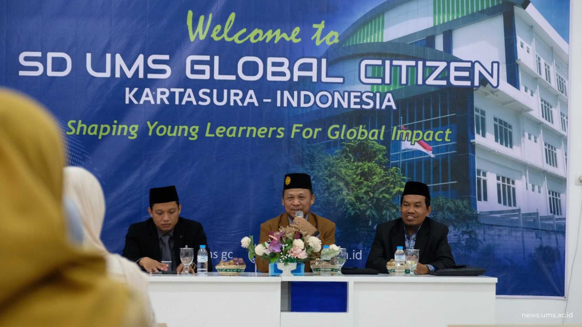 Penyampaian visi misi oleh Dekan FKIP UMS, Prof. Dr. Anam Sutopo, M.Hum. (tengah)