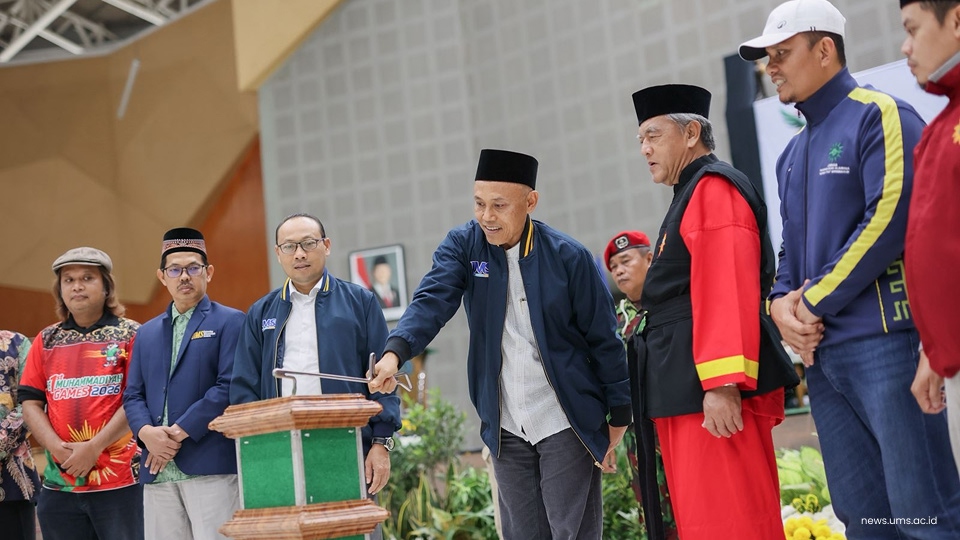 Cabor tapak suci pada The 1st Muhammadiyah Games resmi dibuka secara simbolis dengan penancapan pedang oleh Rektor UMS