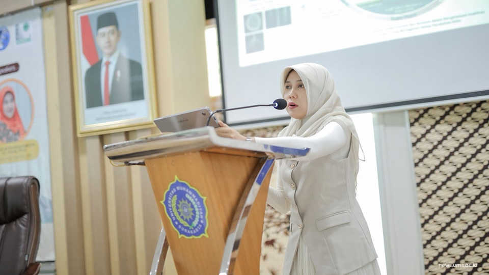 Dosen Teknik Sipil UMS Gayuh Aji Prasetyaningtiyas, S.T., M.Eng., Ph.D saat menyampaikan materi