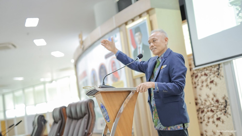Rektor UMS memberikan sambutan