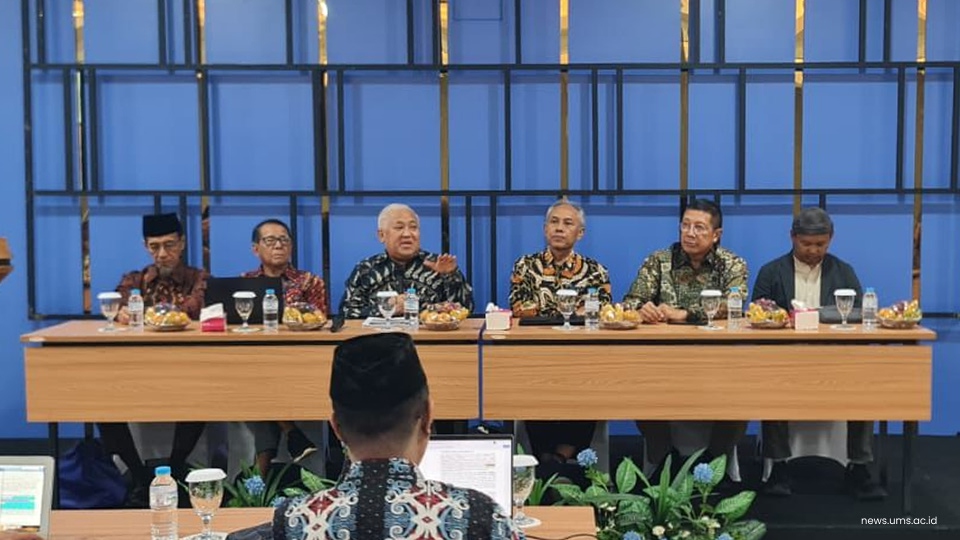 Rektor UMS (ketiga dari kanan) hadir sebagai tim pembahas Renstra Gontor Abad Kedua