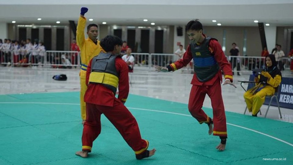 Atlet mahasiswa UMS kategori tanding kelas C Muhammad Abdullah Azzam (rompi biru) saat bertanding di 1st Muhammadiyah Games