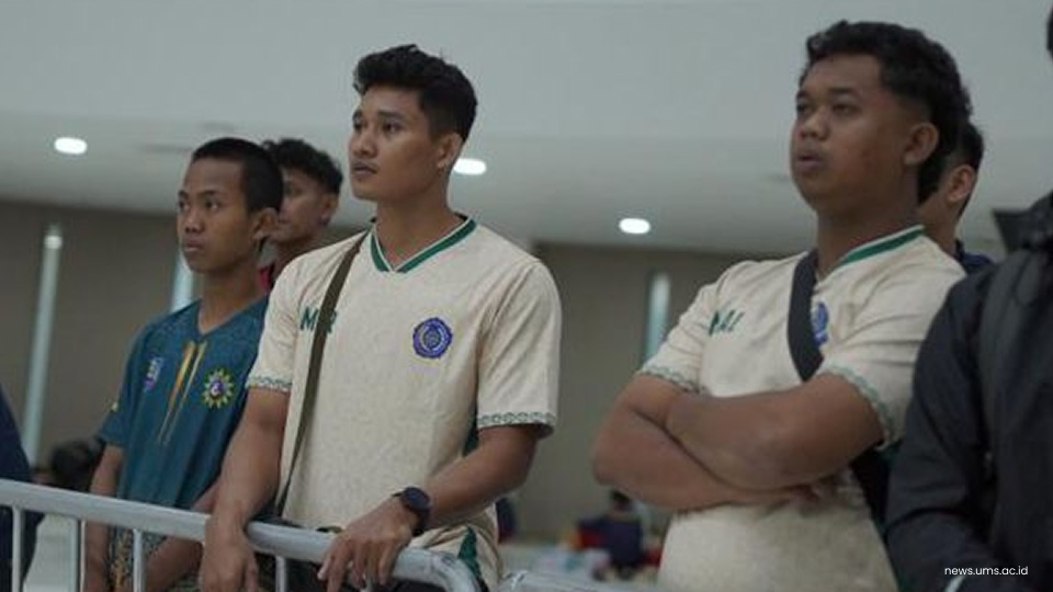 Pelatih tapak suci UMS Amar Abdullah, S.Pd., (kedua dari kiri) saat memantau jalannya pertandingan