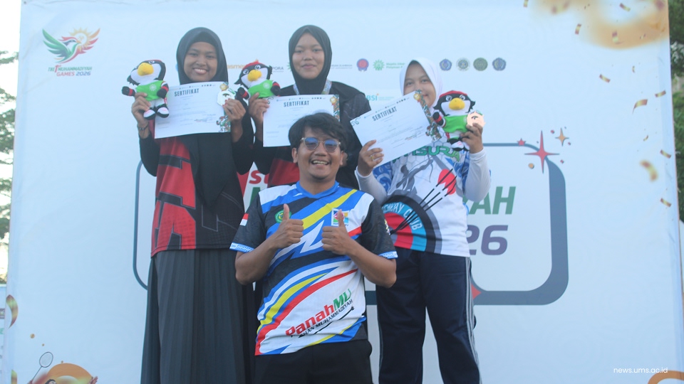 Devi dan Rezki di Podium