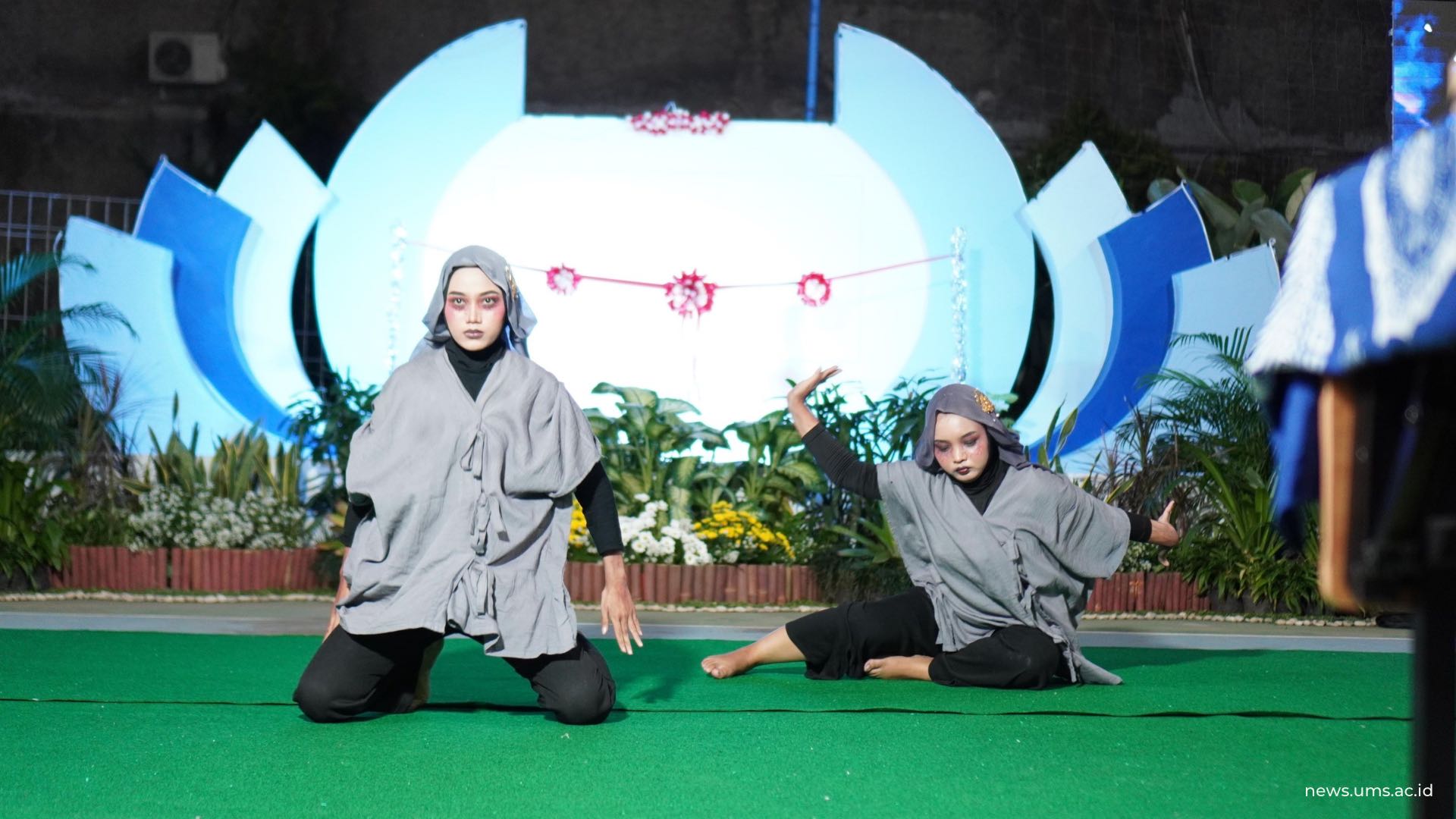 Penampilan Tim Suran dalam malam puncak Pekan Seni Mahasiswa UMS 2026. Tim Suran berhasil keluar sebagai jawara dalam tangkai lomba tari dan meraih tiket emas untuk melaju ke Peksimida Jawa Tengah mendatang. Humas UMS/Muhammad Faiz