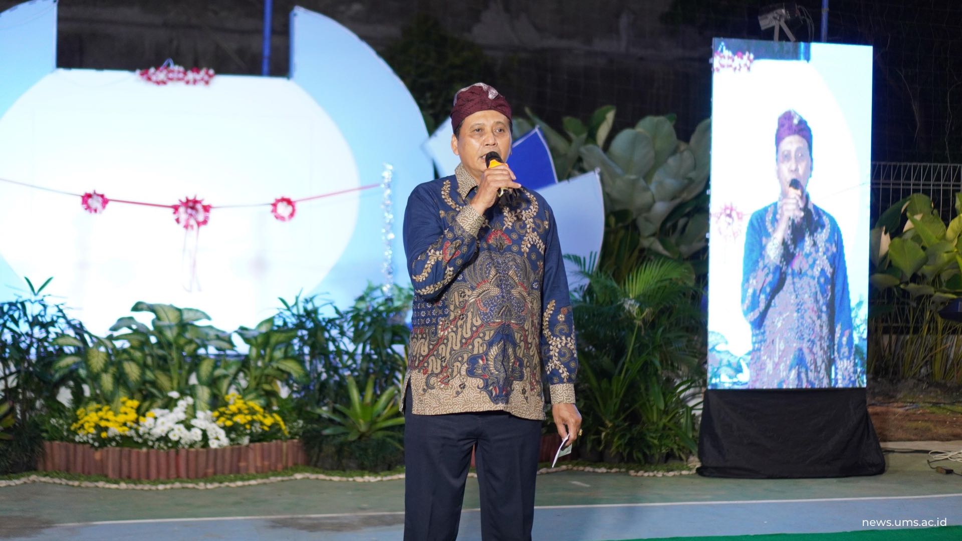 Kasubdit Minat, Bakat, dan Organisasi Kemahasiswaan Direktorat Kemahasiswaan dan Pengembangan Talenta Inovasi Drs. Suyatmin, M.Si. saat memberikan sambutan di Griya Mahasiswa UMS, 21 Mei 2026, dalam acara Pekan Seni Mahasiswa UMS 2026. Humas UMS/Muhammad Faiz