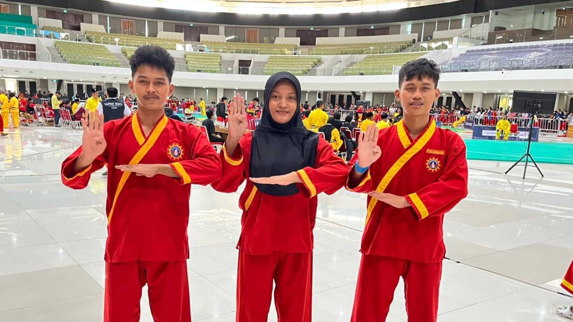Kontingen Atlet Tapak Suci dari Universitas Muhammadiyah Sorong: Nur Rahman (kiri), Sanjung Sederhana (kanan) dan Rizkya Eka Bunga Aldilah Maateka (tengah)