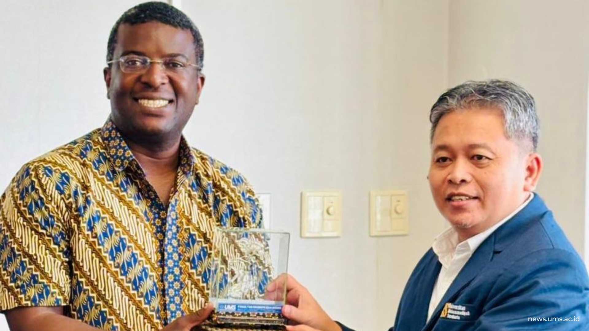 Penyerahan Cinderamata dari Dekan FEB UMS kepada (kiri) Prof Christian Otchia dari Nagoya University Jepang