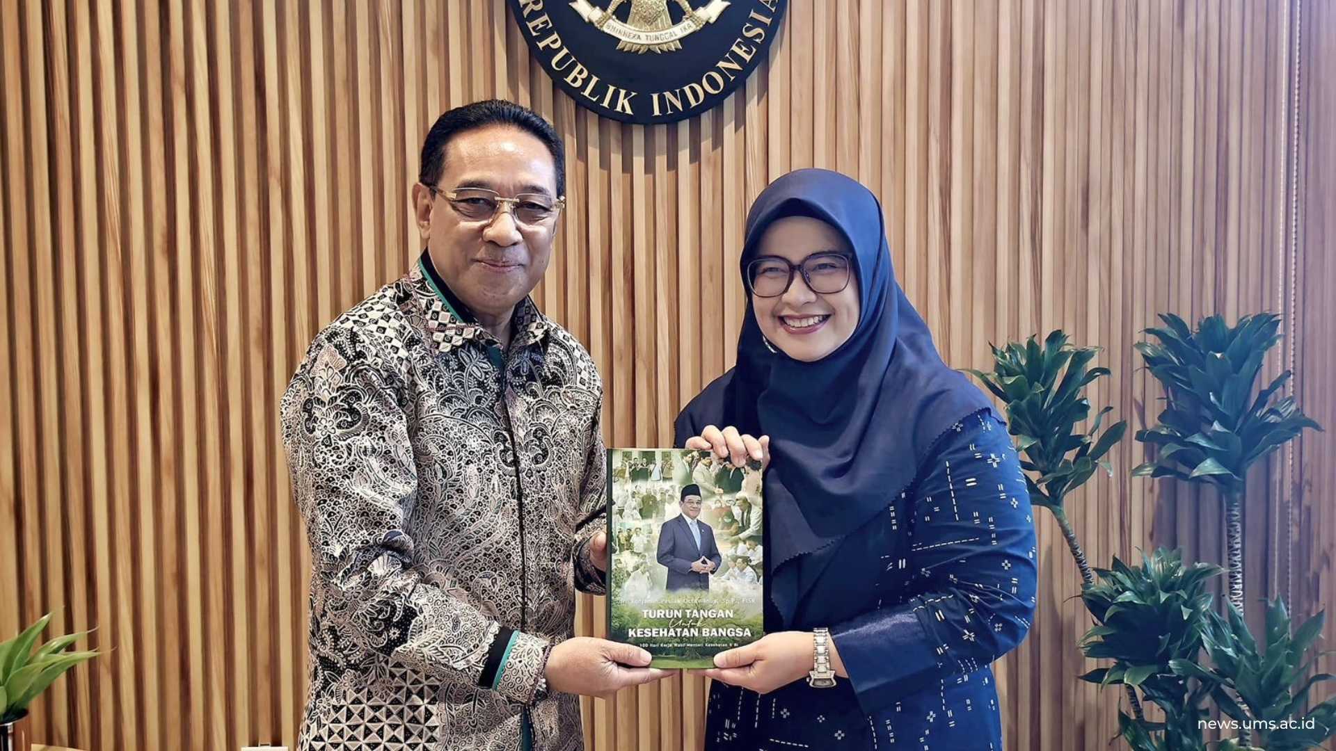 Dekan FK UMS bersama Wakil Menteri Kesehatan Republik Indonesia II, dr. Benjamin Paulus Octavianus, Sp.P
