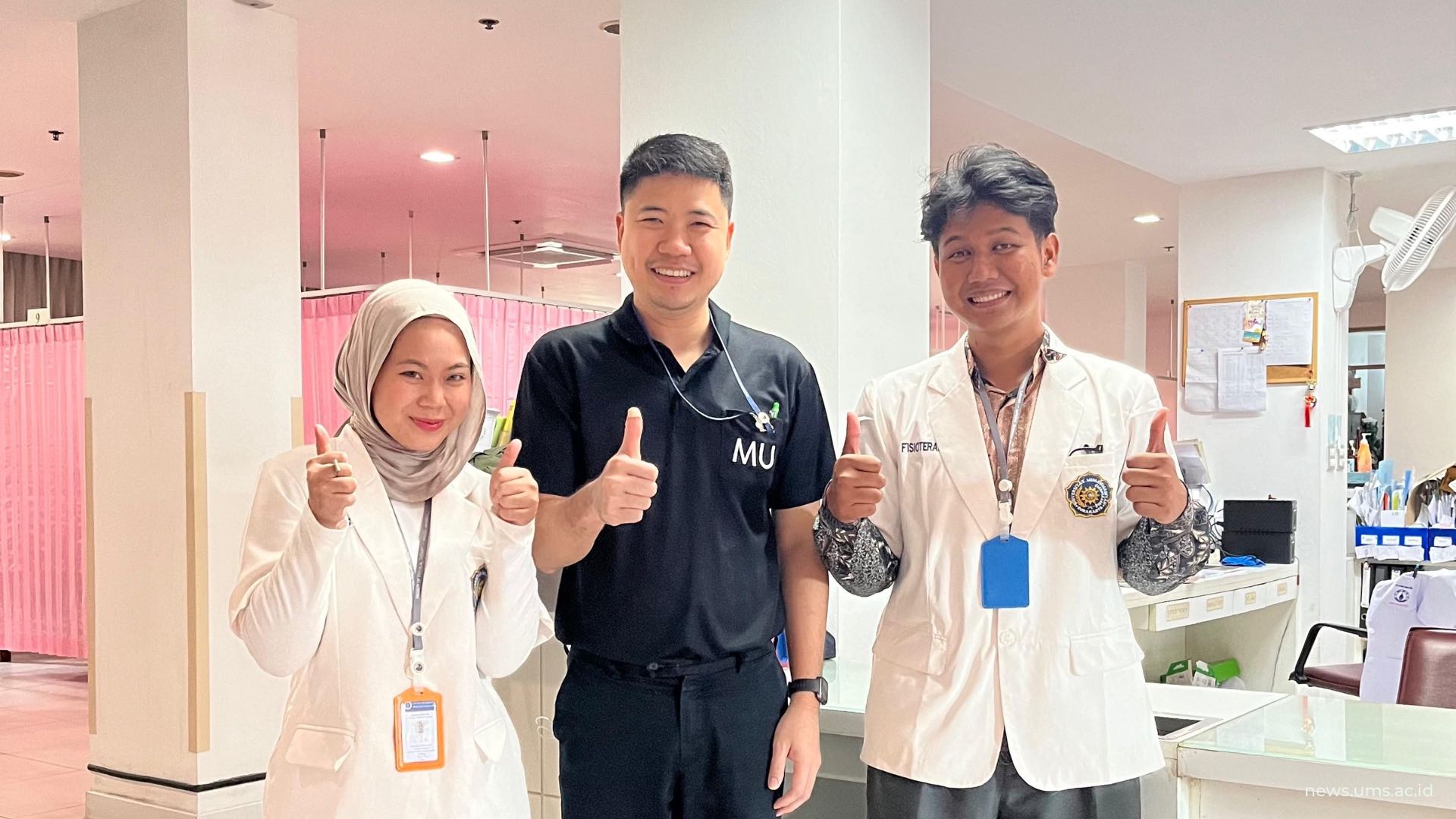 Mahasiswa Fisioterapi UMS, (kanan) Muhammad Akhyar (kiri) Oiwada Aiko Suda