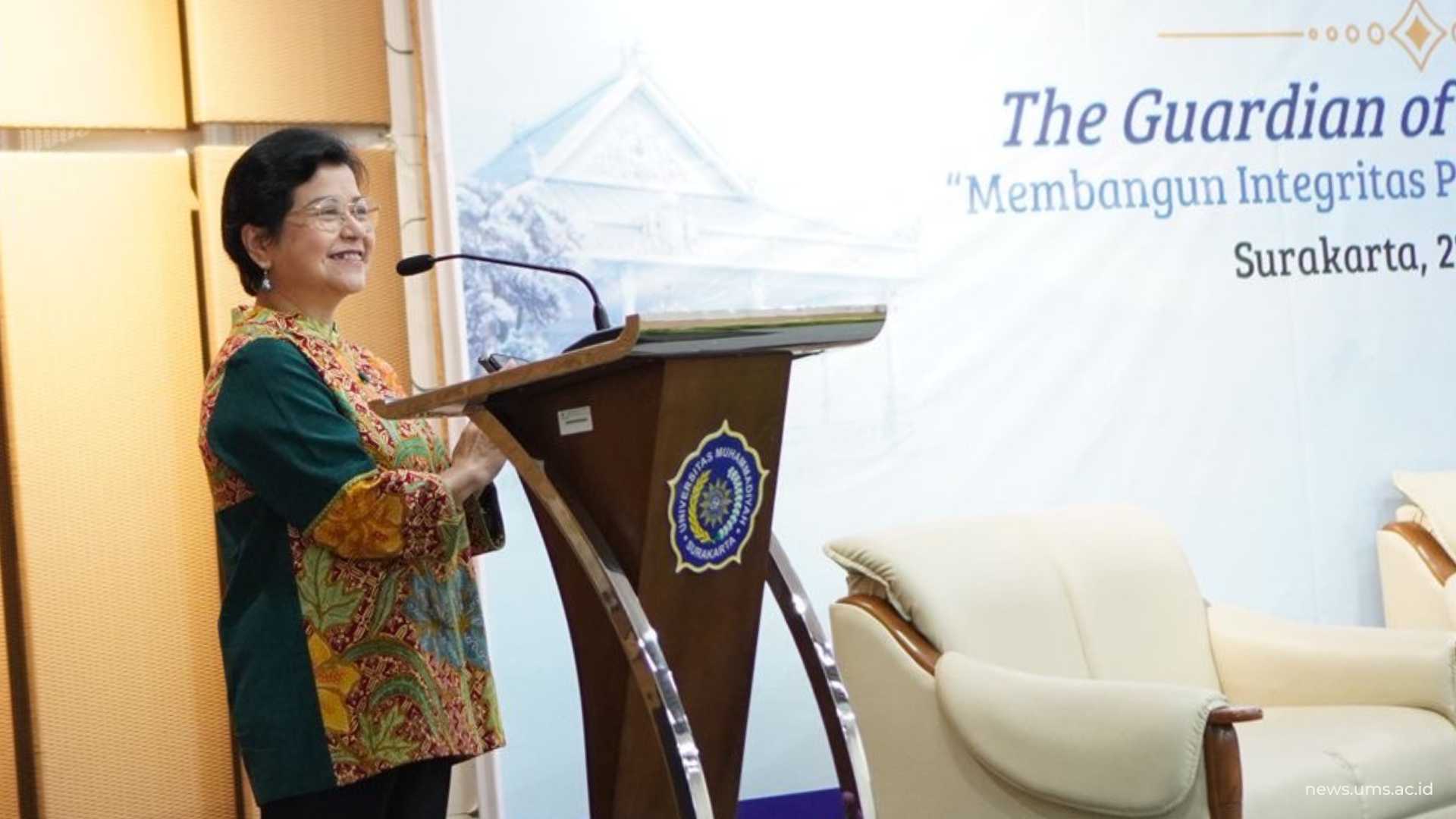 Ketua Dewan Audit OJK, Sophia Wattimena saat menyampaikan materi di FEB UMS