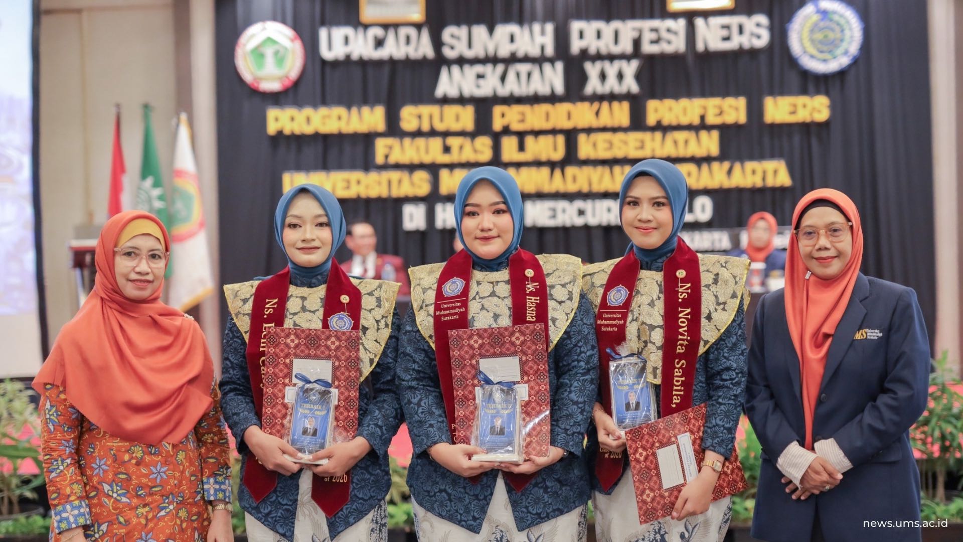 Foto Bersama dengan 3 Lulusan Terbaik