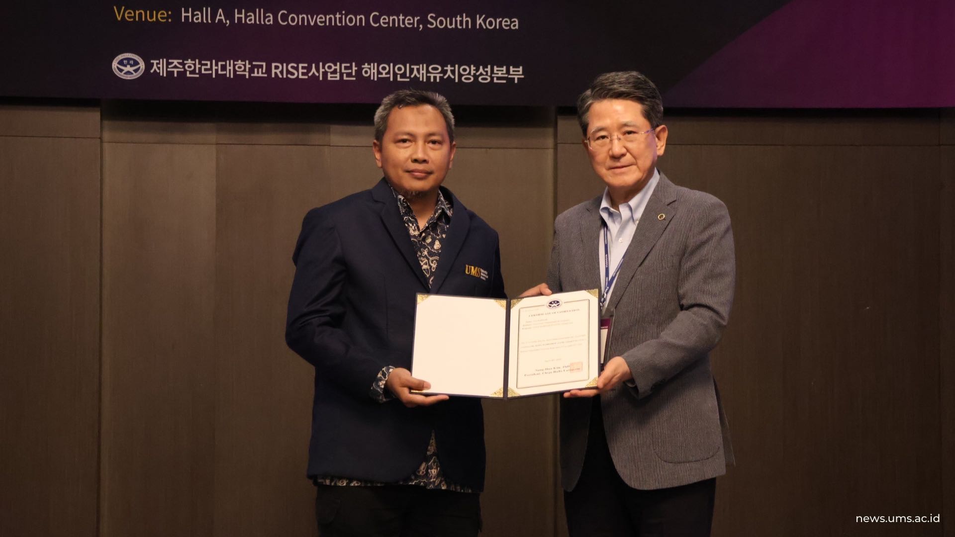 Penandatanganan Kolaborasi antara UMS dan Cheju Halla University melalui Program RISE (kiri) Aris Rakhmadi, S.T., M.Eng