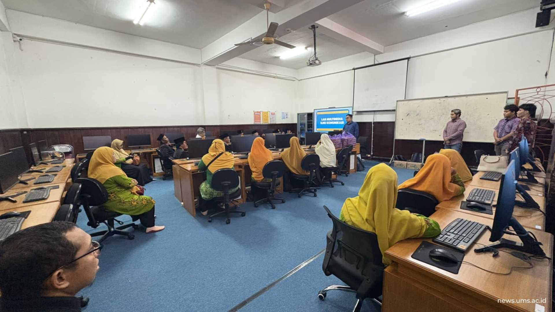 Tim pengabdian UMS juga memberikan pelatihan pengelolaan website kepada 25 kader Muhammadiyah PCM Kebakkramat