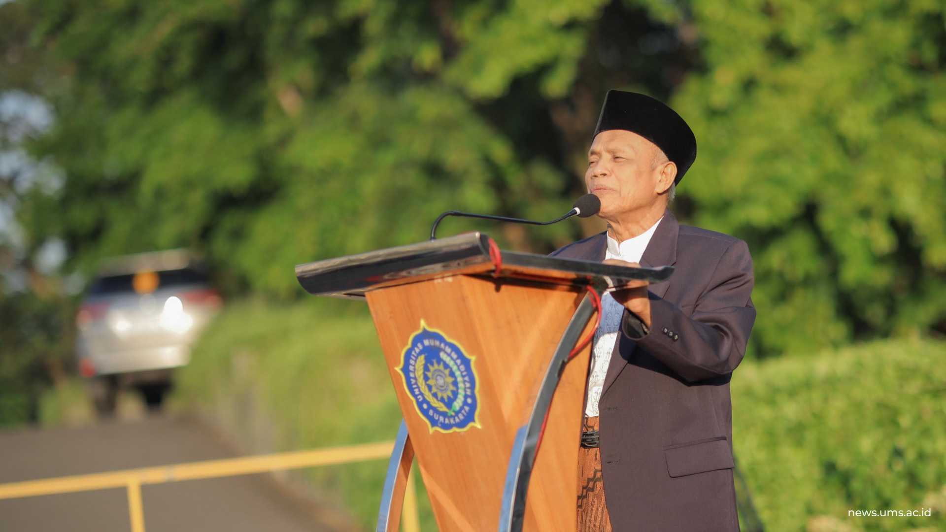 Imam sekaligus khatib Salat Iduladha, Ketua Pimpinan Daerah Muhammadiyah Surakarta Drs. KH. Anwar Shaleh, M.Hum.
