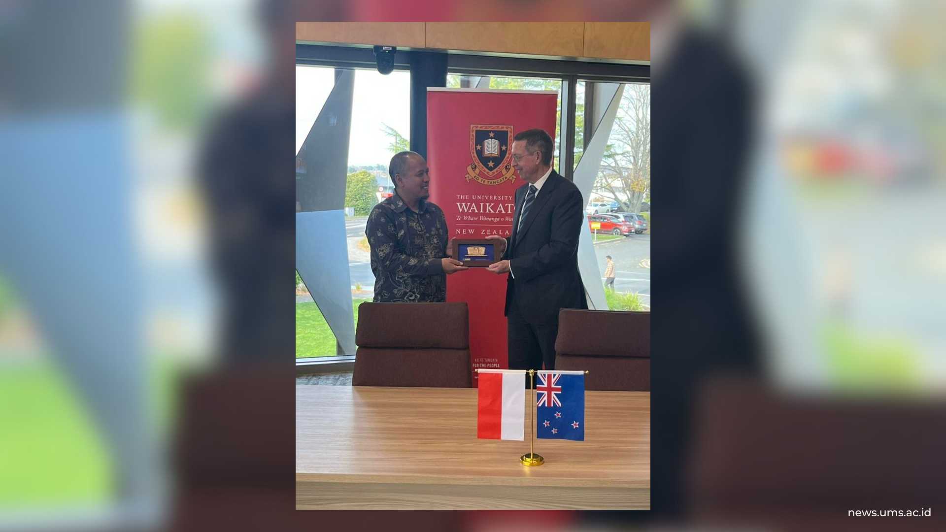 Wakil Rektor II UMS (kiri) memberikan kenang-kenangan kepada pihak University of Waikato