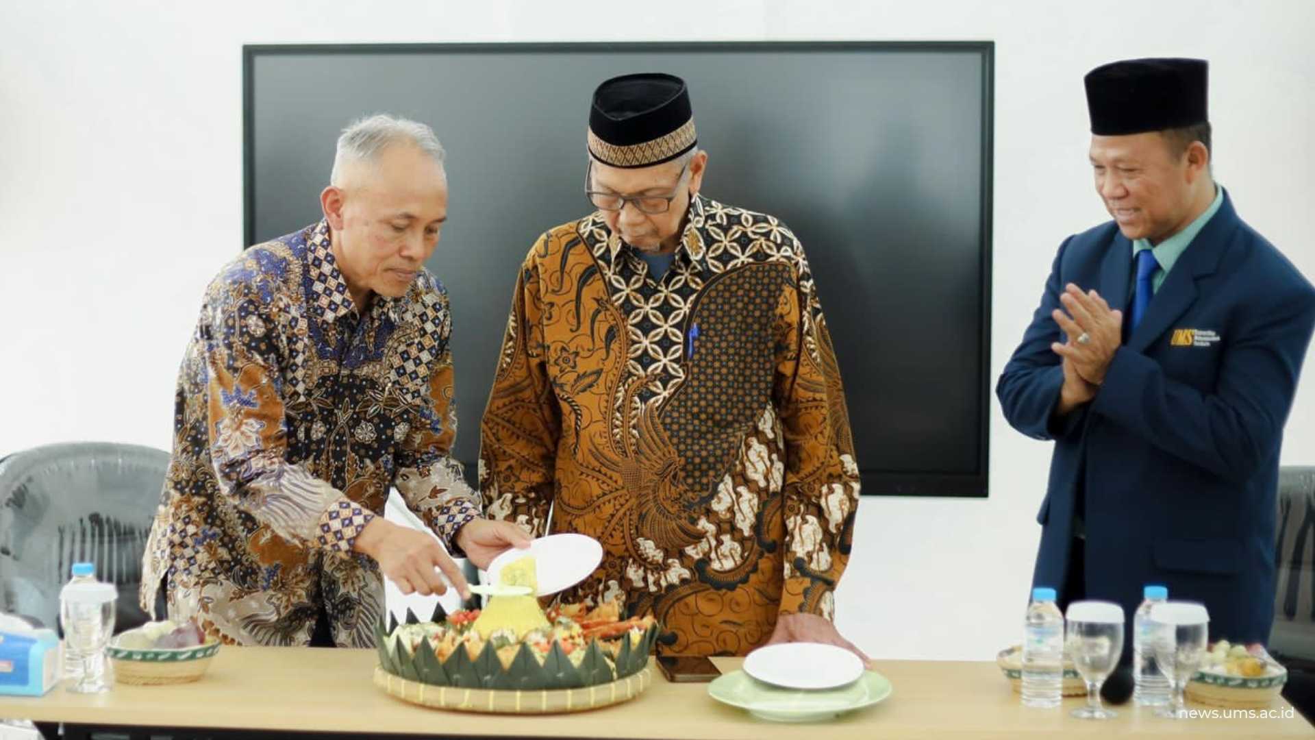 Pemotongan tumpeng simbolis Peluncuran Penerimaan Murid Baru (PMB) SD UMS Global Citizen Labschool FKIP UMS Tahun Ajaran 2026/2027 pada Senin, (11/5), di SD Muhammadiyah International berada di Desa Pucangan, Kartasura, Sukoharjo.