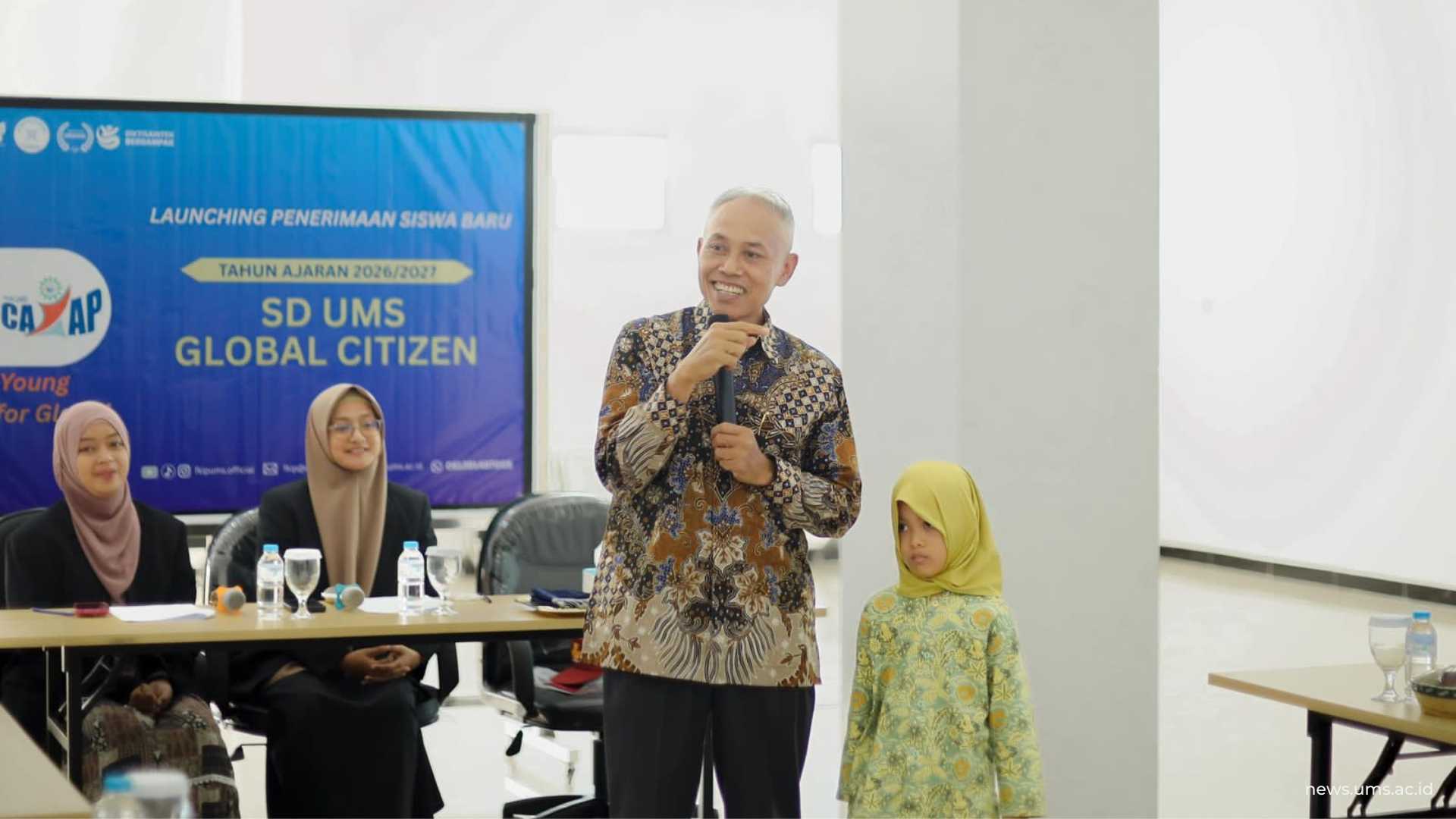 Rektor UMS, Prof. Dr. Harun Joko Prayitno, M.Hum. bersama dengan calon murid baru bernama Ayndra.