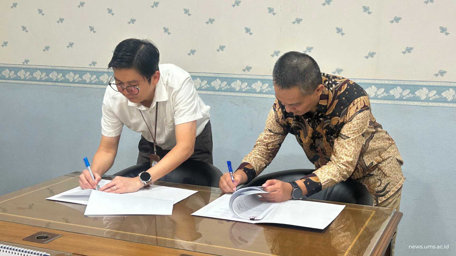 Penandatanganan kerja sama antara UMS dengan PT Marimas Putera Kencana.