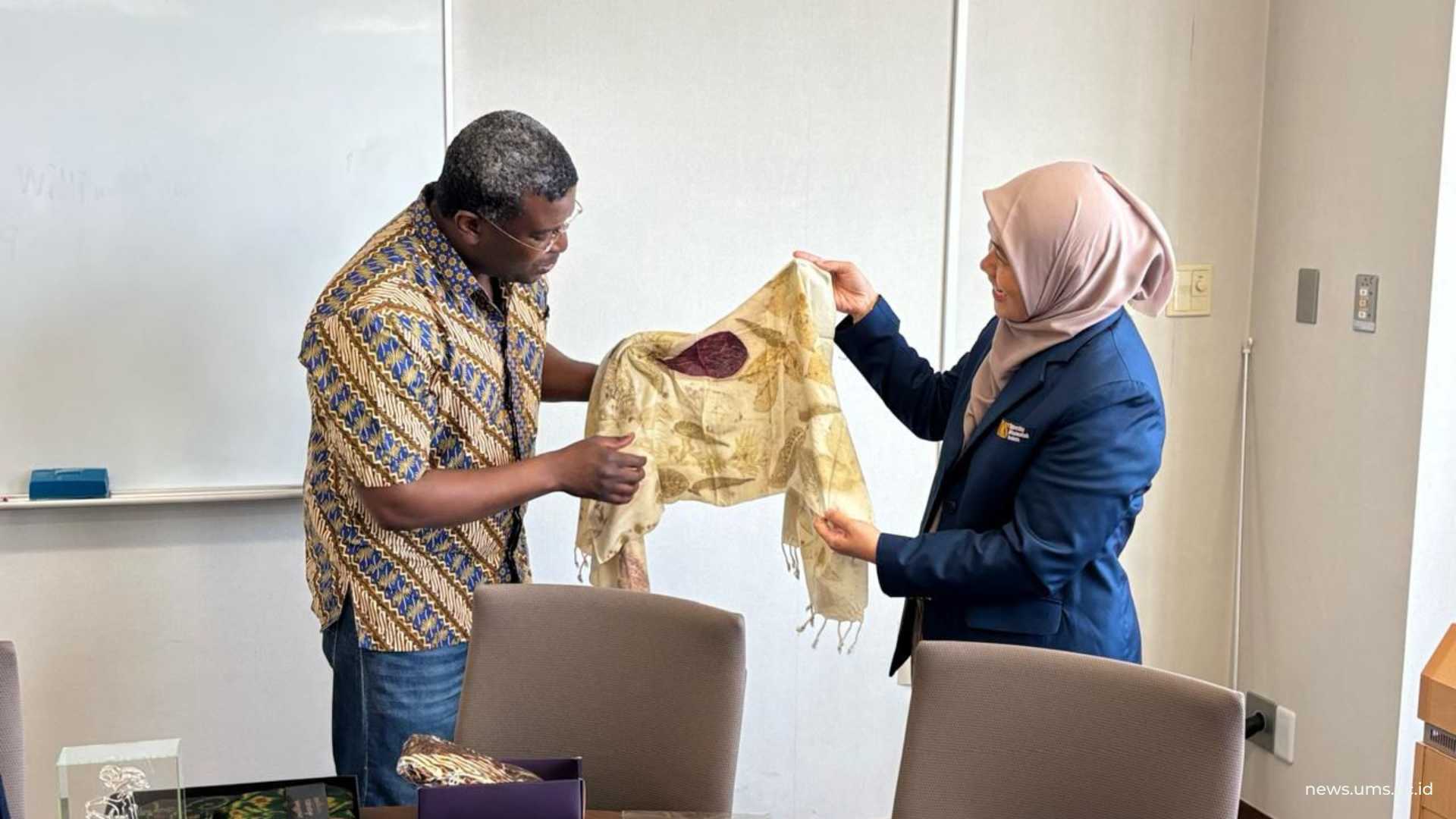 Diskusi tentang Riset and Community Empowerment (SMEs) sekaligus memperkenalkan Batik Ecoprint Indonesia (kanan) Wakil Dekan I Bidang Akademik FEB UMS Aflit Nuryulia Praswati, S.E., M.M