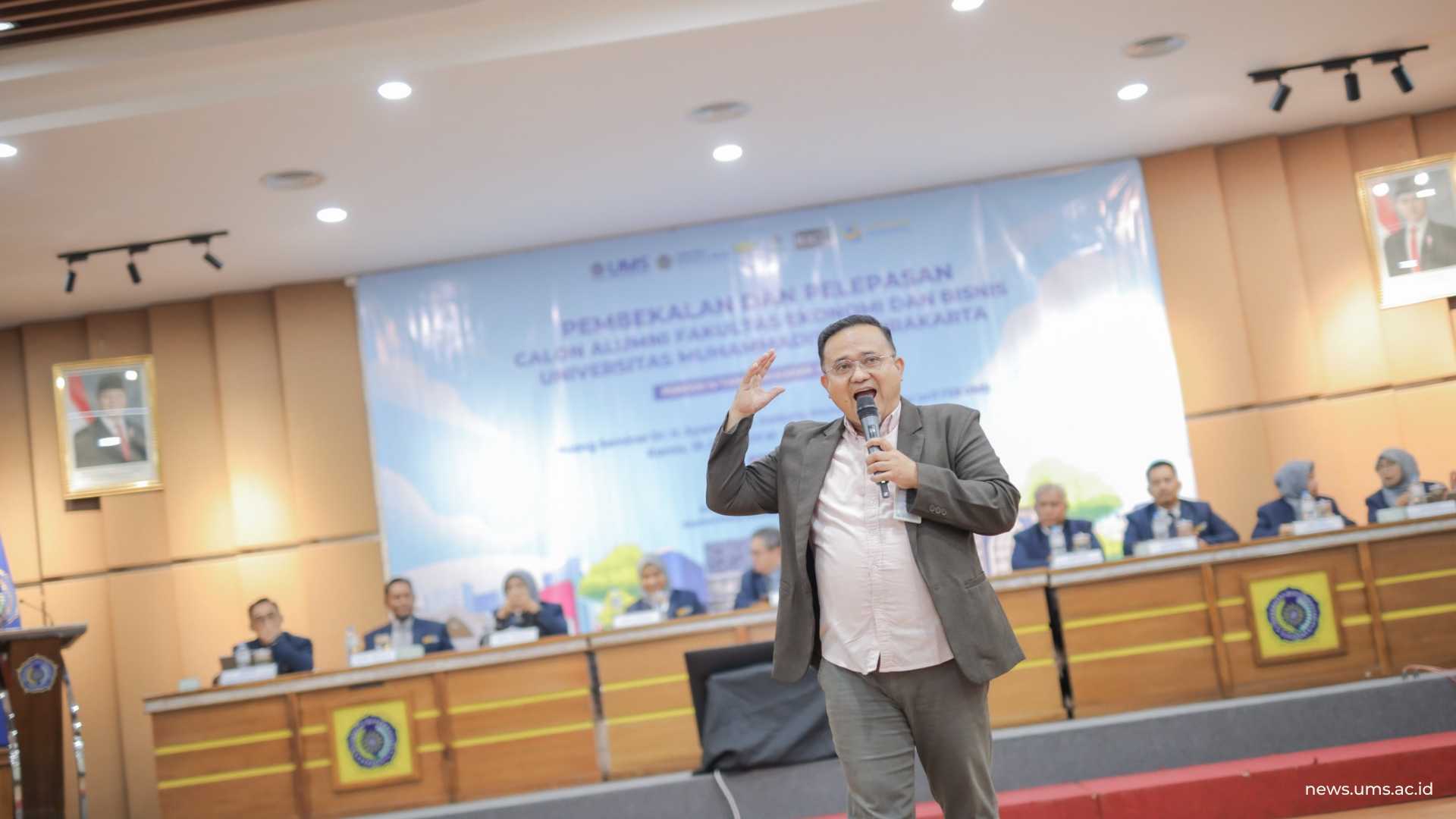 Sesi pembekalan alumni oleh Khanifudin, S.E., Kepala Cabang BSI Semarang sekaligus alumni FEB UMS angkatan 1999