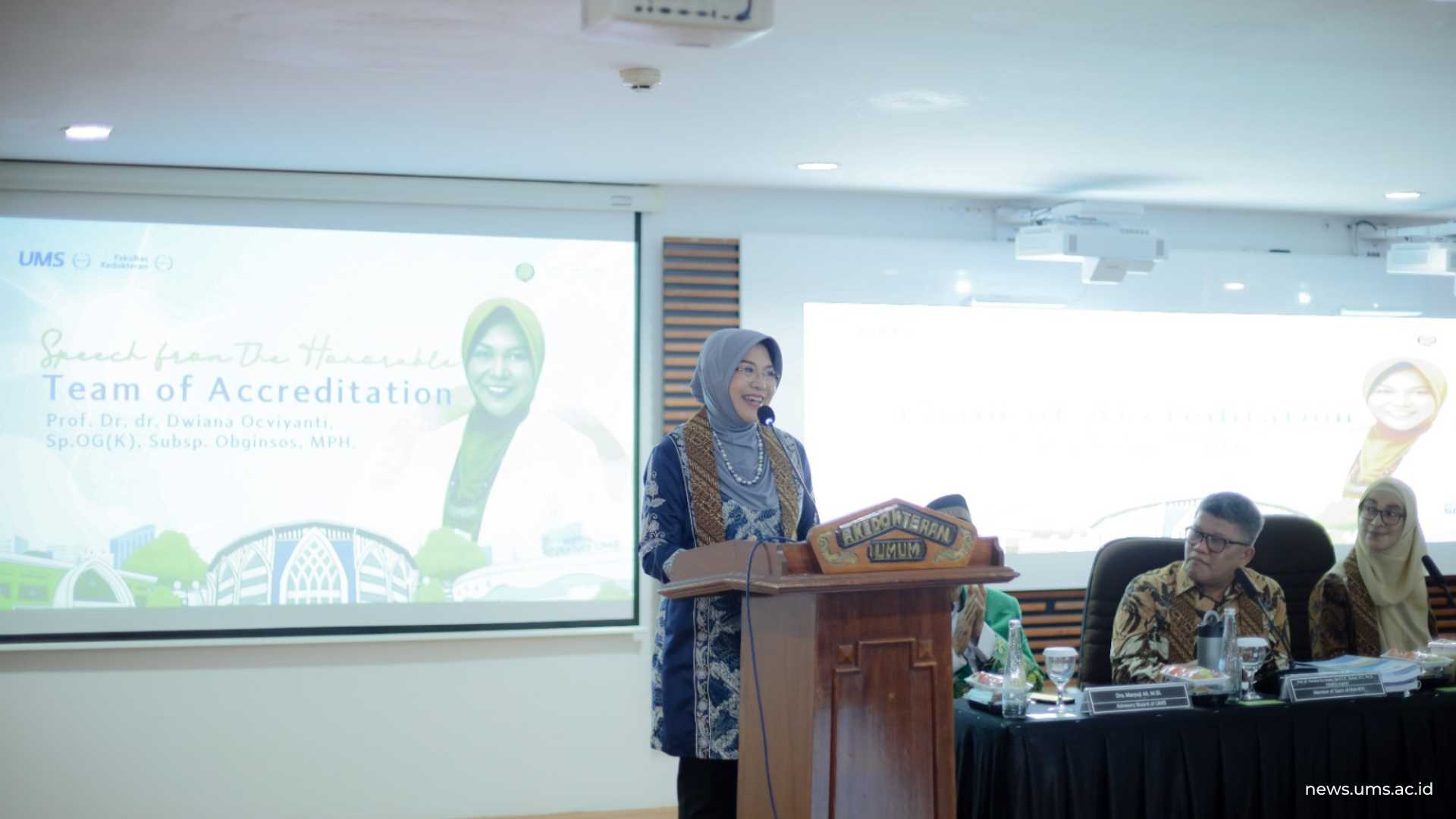 Asesor lapangan IAAHEH Prof. Dr. dr. Dwiana Ocviyanti, Sp.O.G., Subsp. Obginsos, M.P.H. saat menyampaikan sambutannya di Fakultas Kedokteran UMS