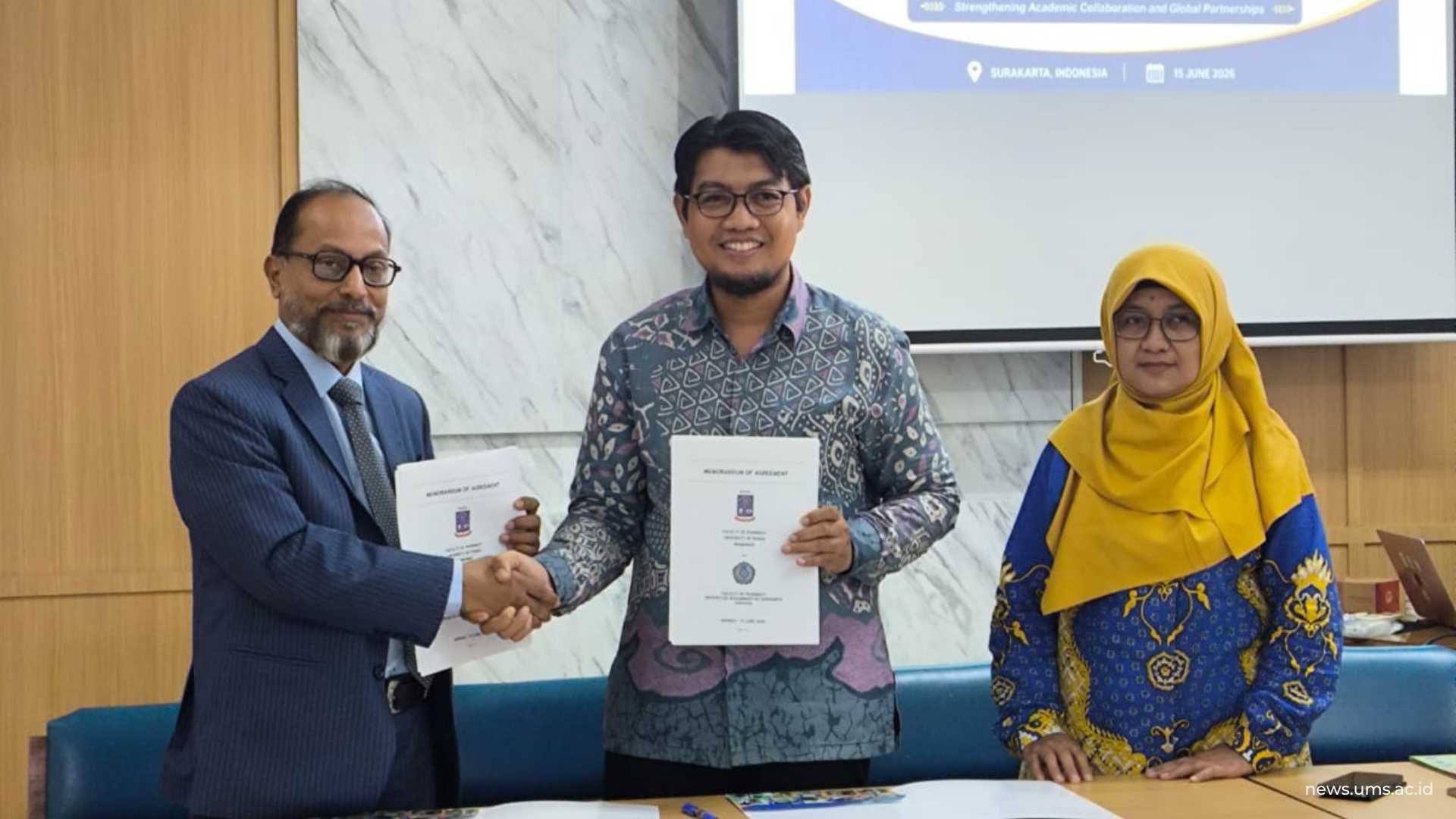 Wakil Dekan III Fakultas Farmasi UMS (tengah) bersama Dean Faculty of Pharmacy University of Dhaka Bangladesh (kiri).