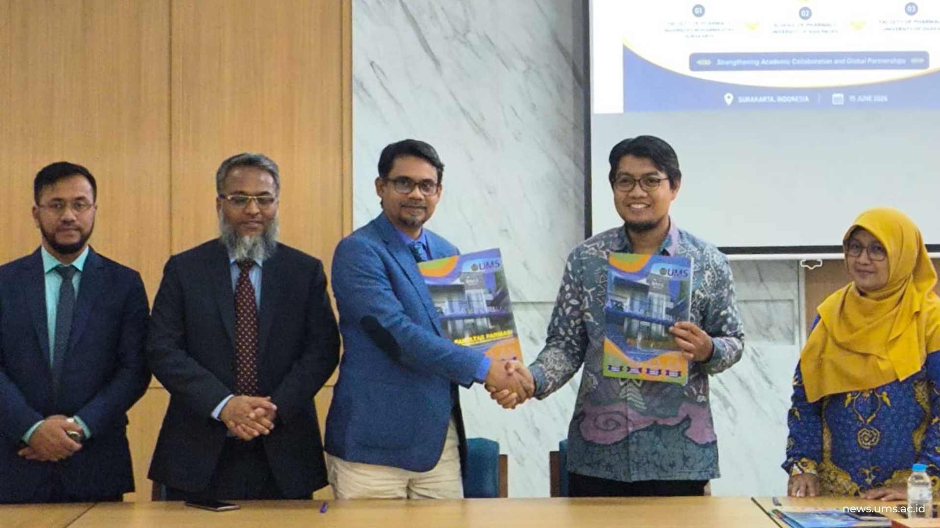 Jajaran Wakil Dekan Fakultas Farmasi UMS bersama Dean School of Pharmacy University of Asia Pacific (UAP) Bangladesh.