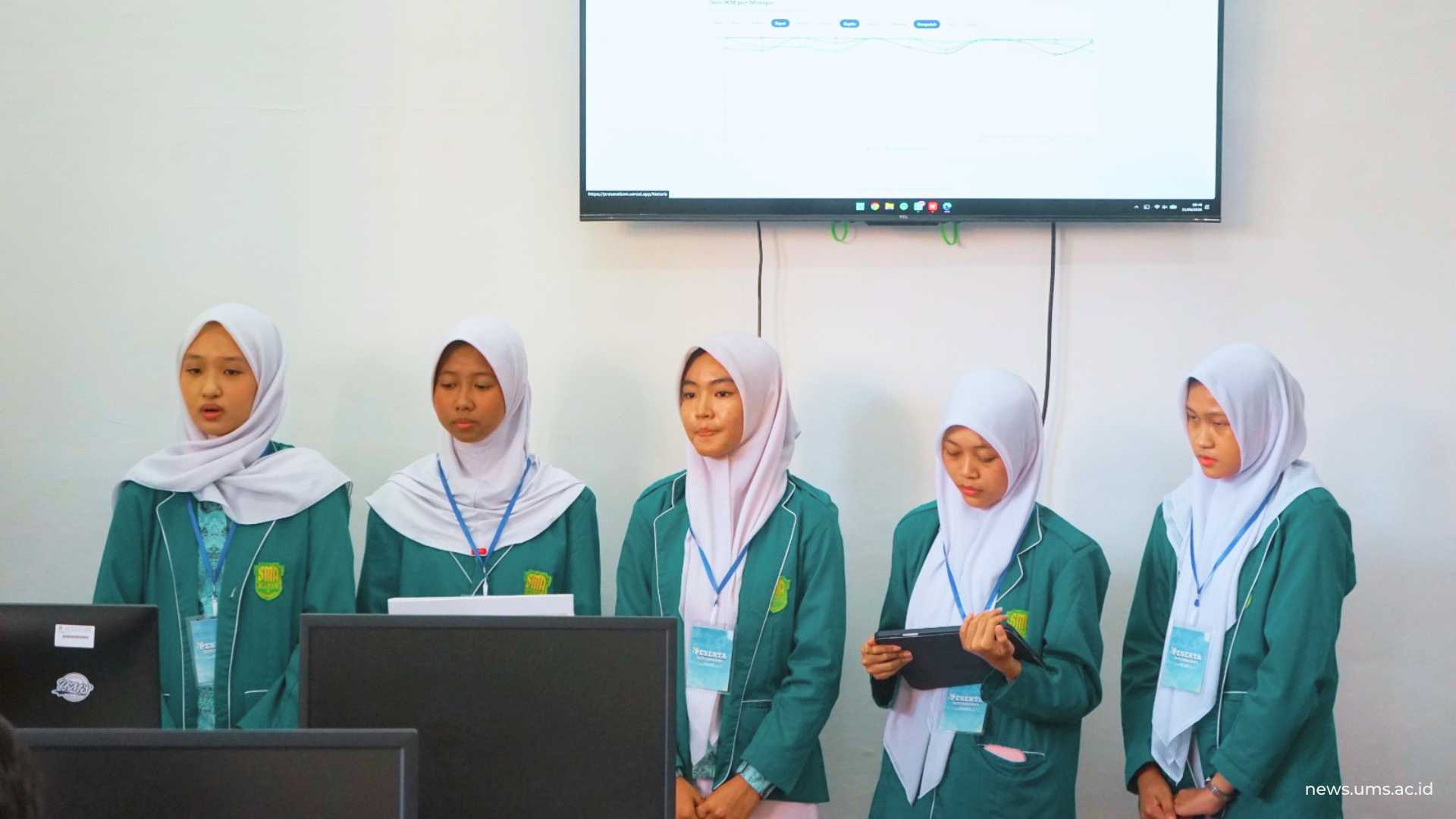 Peserta kompetisi TechNova sedang mempresentasikan gagasannya
