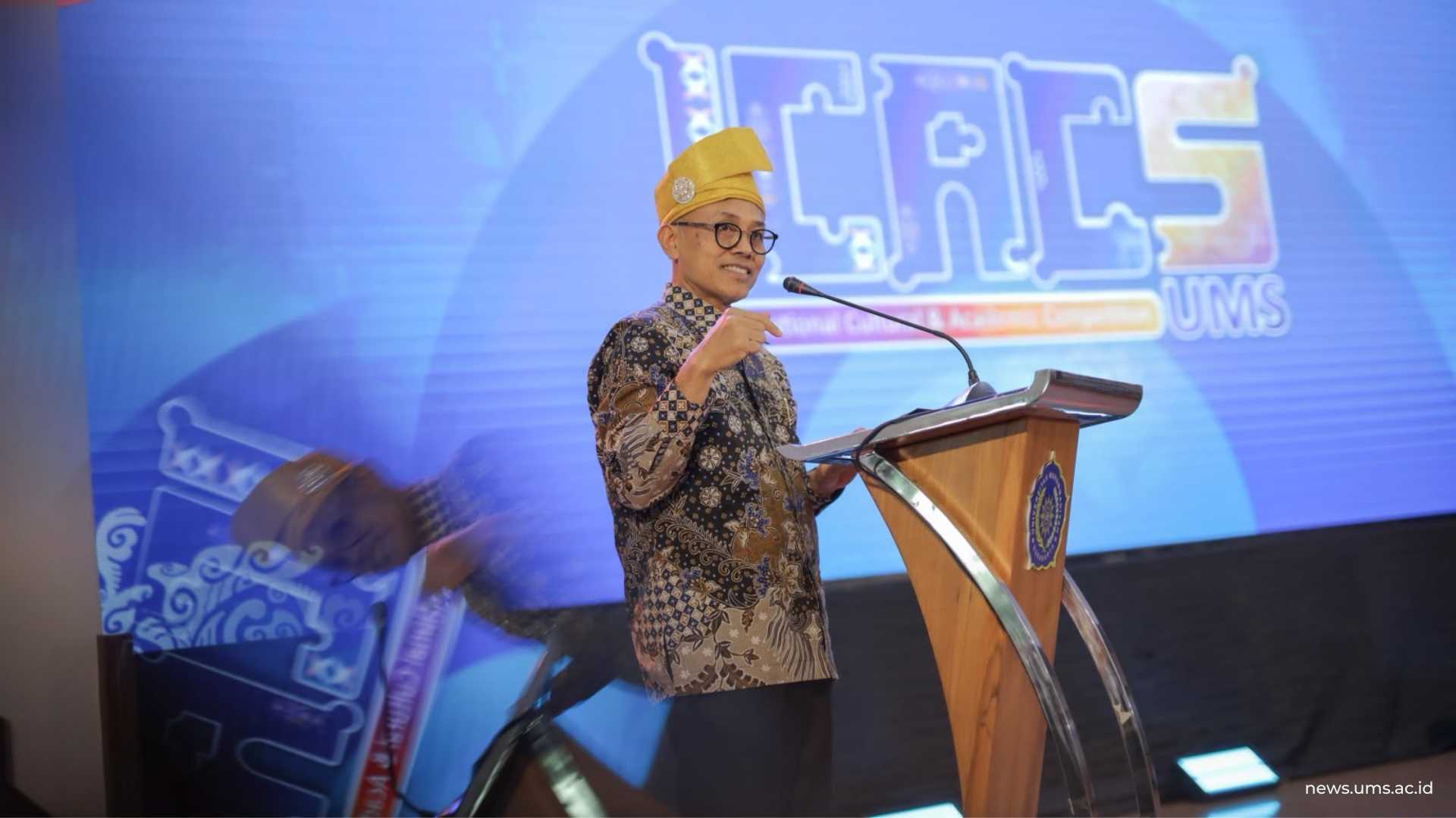 Rektor UMS Prof. Dr. Harun Joko Prayitno, M.Hum., saat menyambut peserta