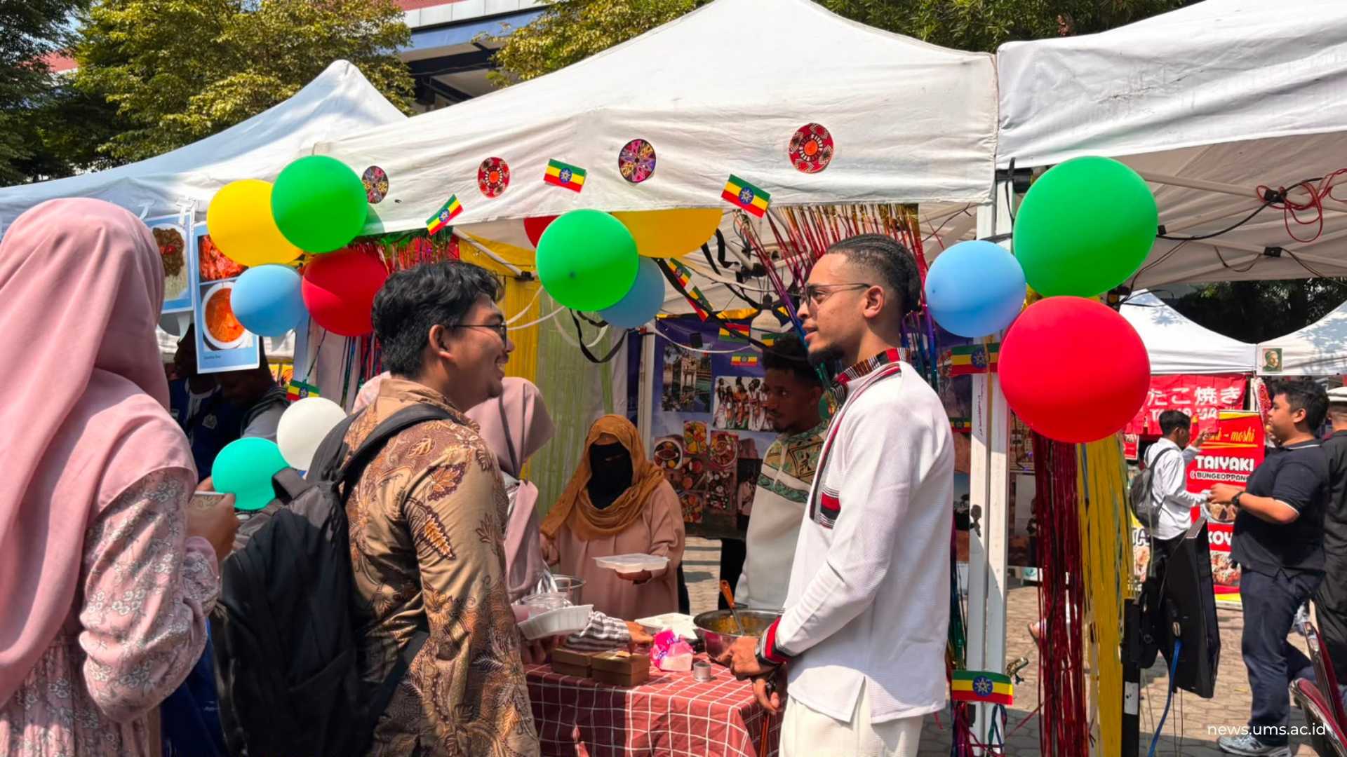 Abdella (kanan) saat sedang memperkenalkan makanan asal Ethiopia