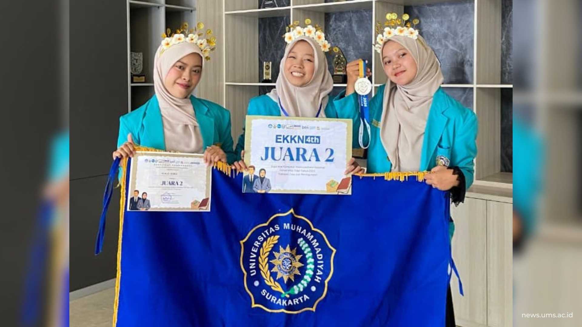 Mahasiswa Prodi PG-PAUD FKIP UMS, (dari kiri) Deswita Winna Irshandy, Fatimah Azzahroh, dan Meisya Haya Anaswa