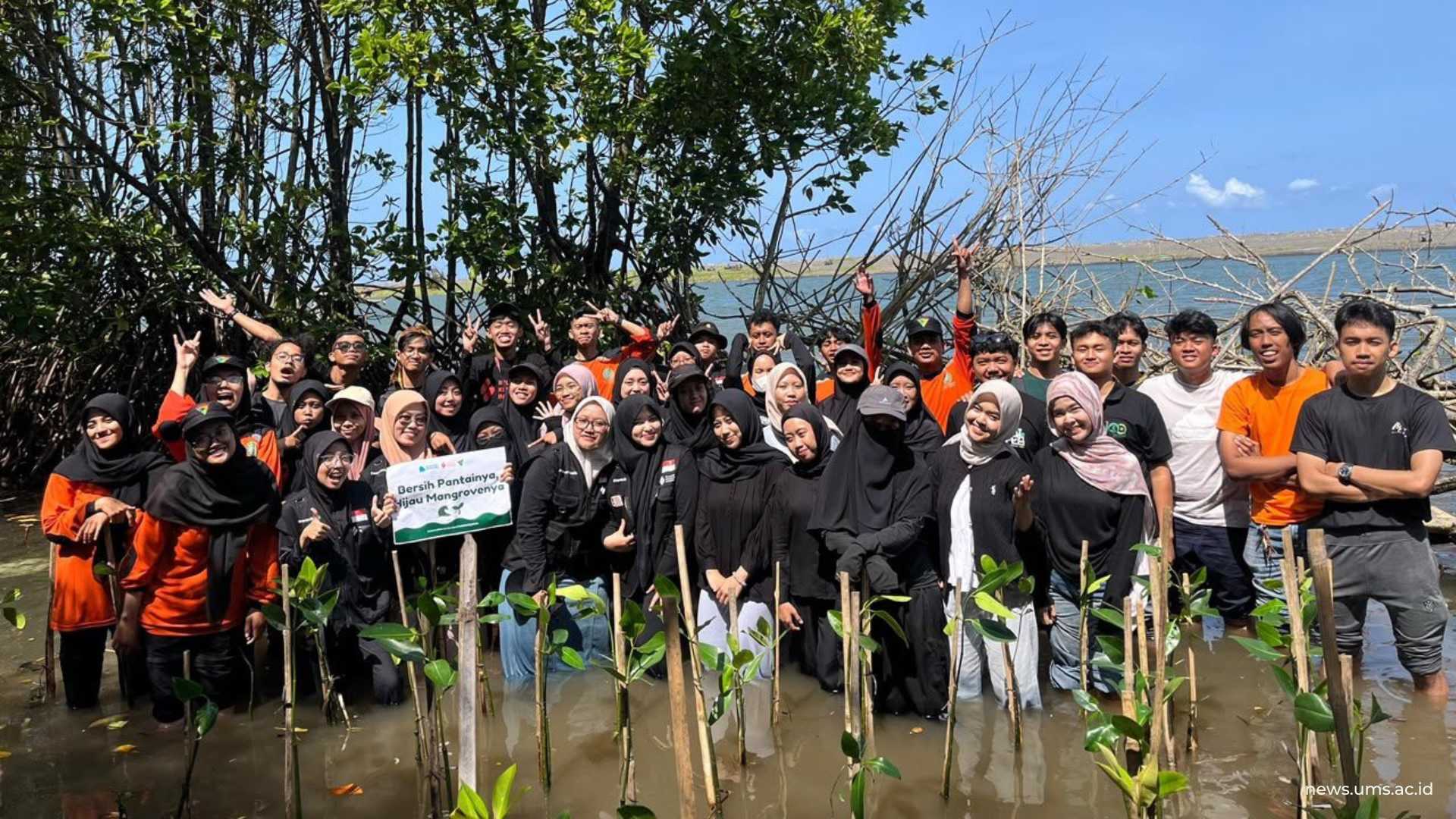 Foto bersama dalam kegiatan Ecojourney pelestarian pantai baros Dok.MEDIA HW UMS