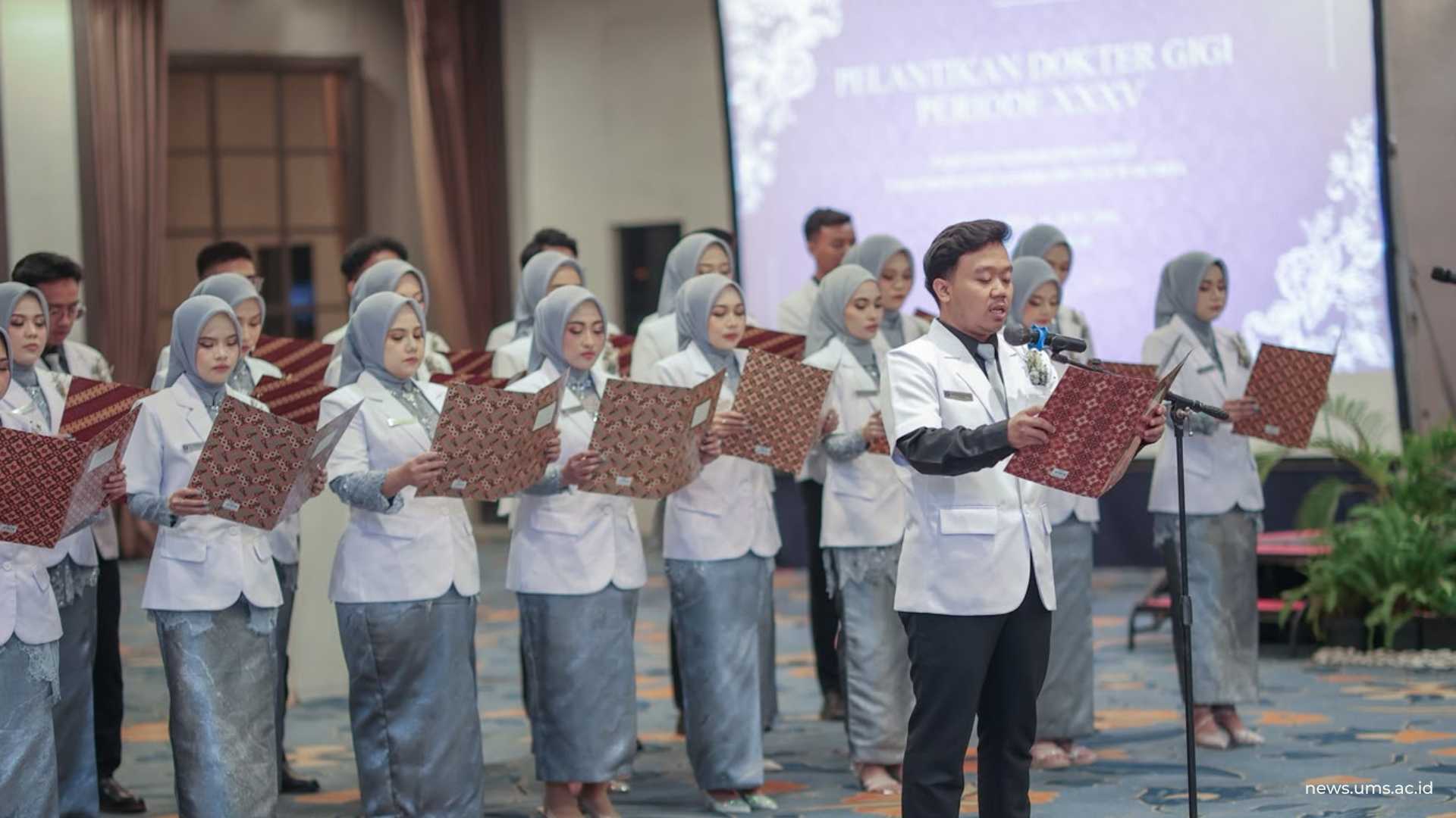 Pembacaan sumpah profesi dokter gigi oleh peserta sumpah profesi dokter gigi FKG UMS